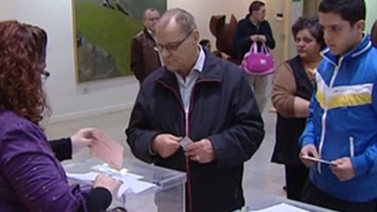 Gente votando en los colegios