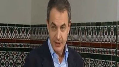 Zapatero llama a la participación entre gritos de apoyo y abucheos