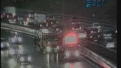 La lluvia y dos accidentes causan más de 100 kilómetros de atascos