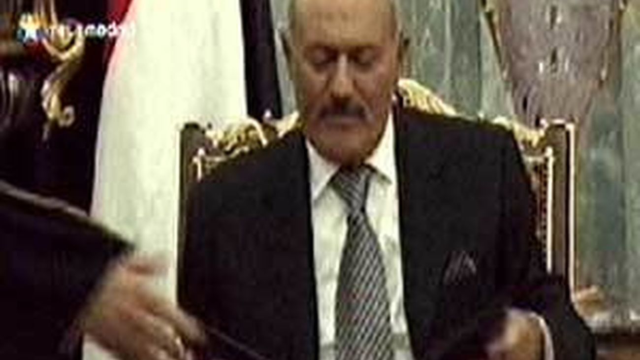 El presidente yemení firma la iniciativa para su traspaso pacífico del poder
