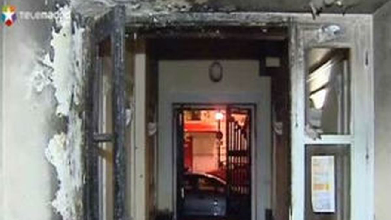 Cuatro intoxicados leves al quemarse  una puerta en un edificio de la calle San Bernardo