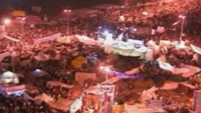 Miles de egipcios concentrados en la plaza Tahrir piden a los militares que dejen ya el poder