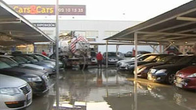 La rotura de una tubería anega un zona sin viviendas en San Fernando de Henares