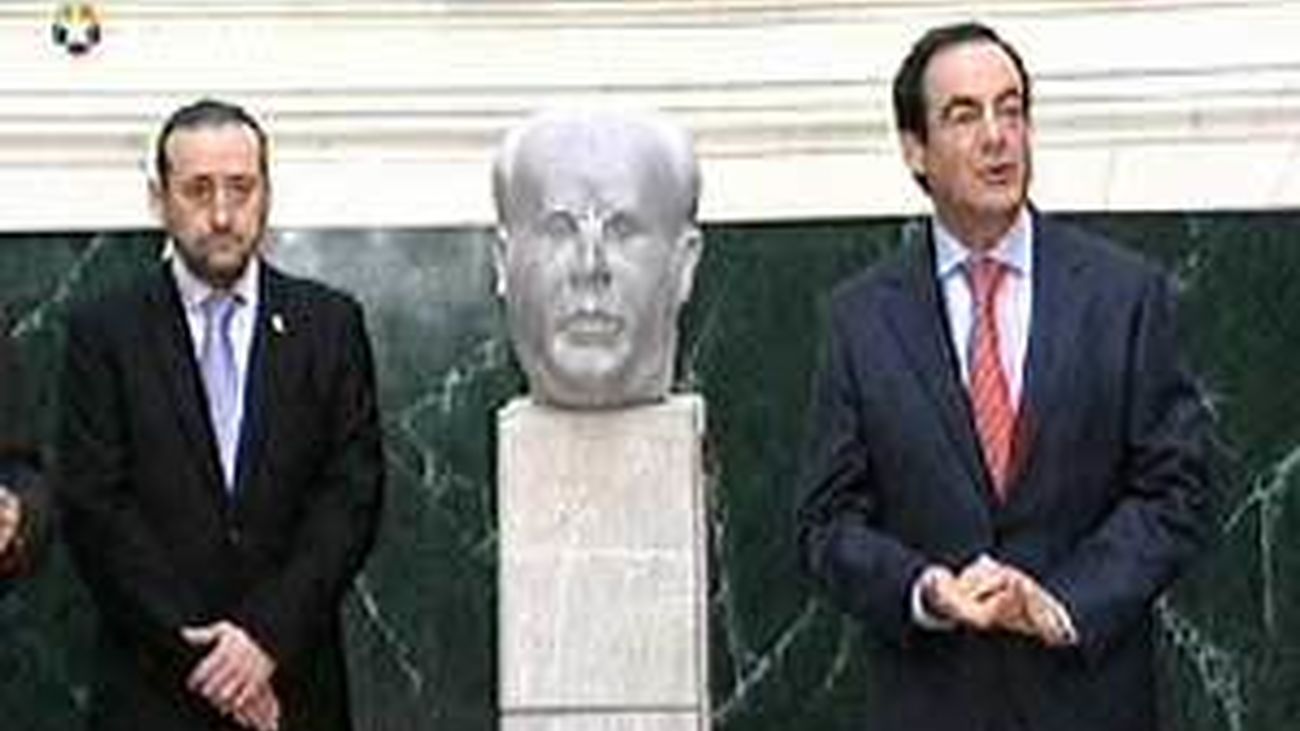 Bono coloca el busto de Azaña frente a Isabel II en el Congreso