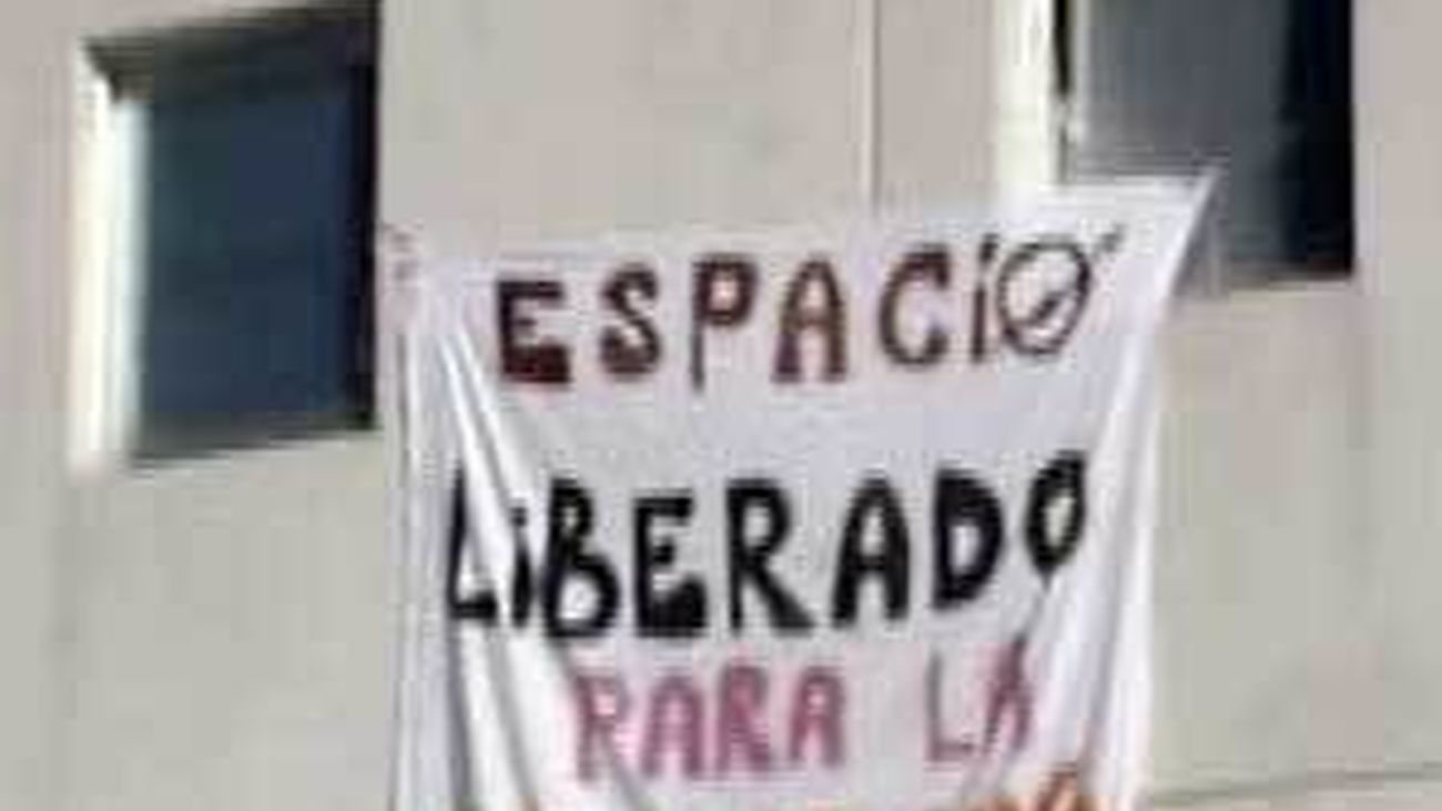 Aguirre pide a Carrión que desaloje el centro de salud 'okupado' en Galapagar