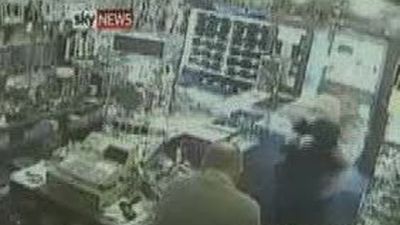 Se enfrenta cara a cara con el ladrón