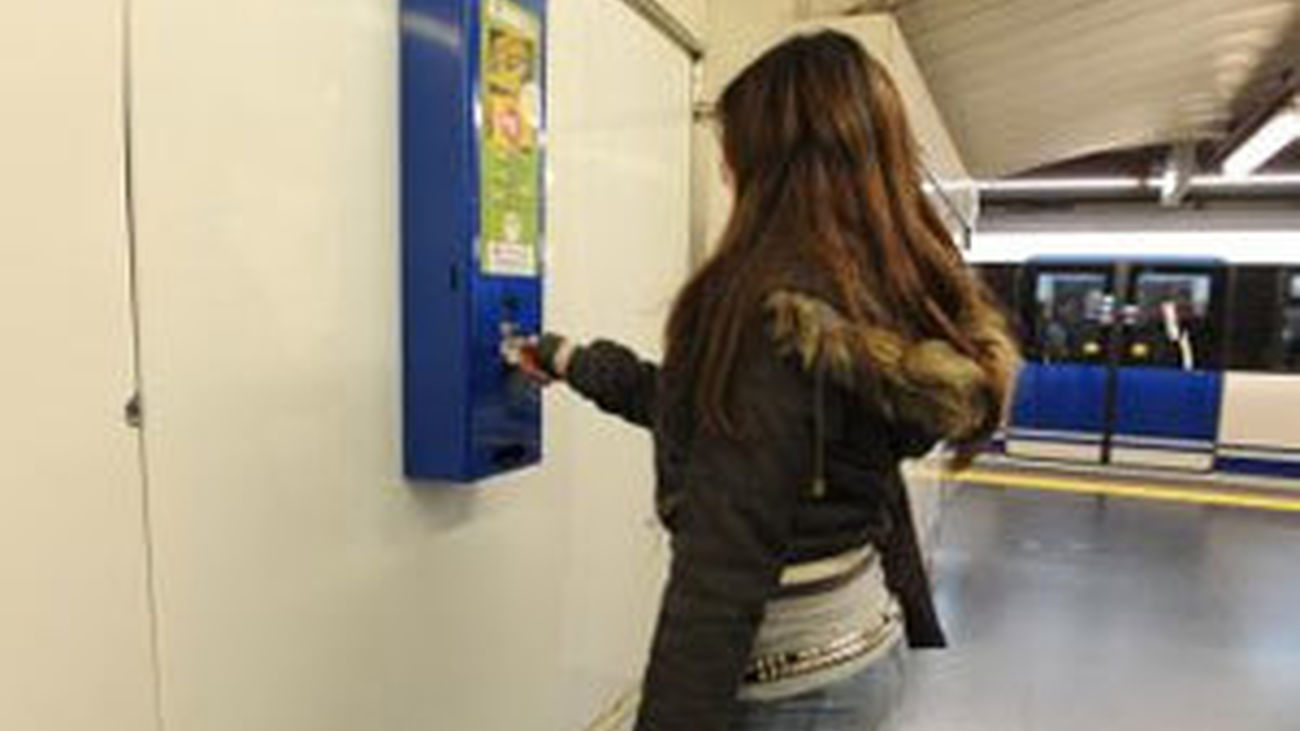 Una mujer saca un preservativo en el Metro
