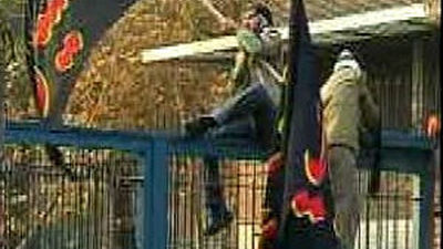 El Reino Unido retira a parte de su personal diplomático en Irán tras el asalto a su embajada