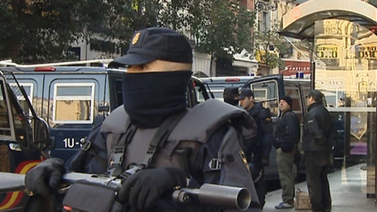 Diez detenidos e incautadas armas blancas en el desalojo del hotel Madrid y del Albéniz