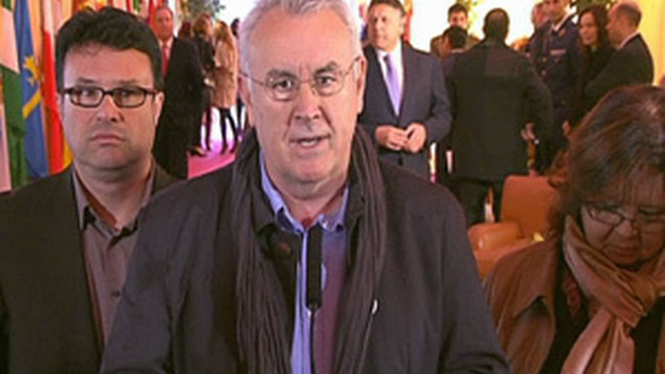 IU renuncia a celebrar una Constitución "violada" por PSOE y PP