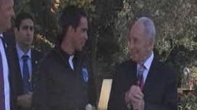 Alberto Contador pedalea por la paz