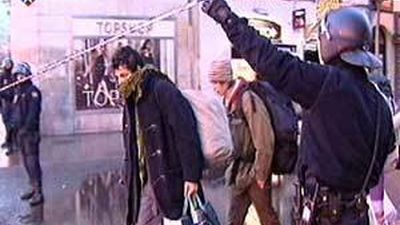 Dos  detenidos y dos policías heridos en un desalojo en Fuenlabrada