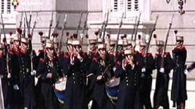 Los príncipes presiden por primera vez el relevo de la Guardia Real en Madrid