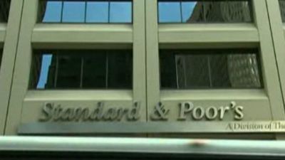 S&P amenaza con rebajar  la calificación de 15 bancos españoles