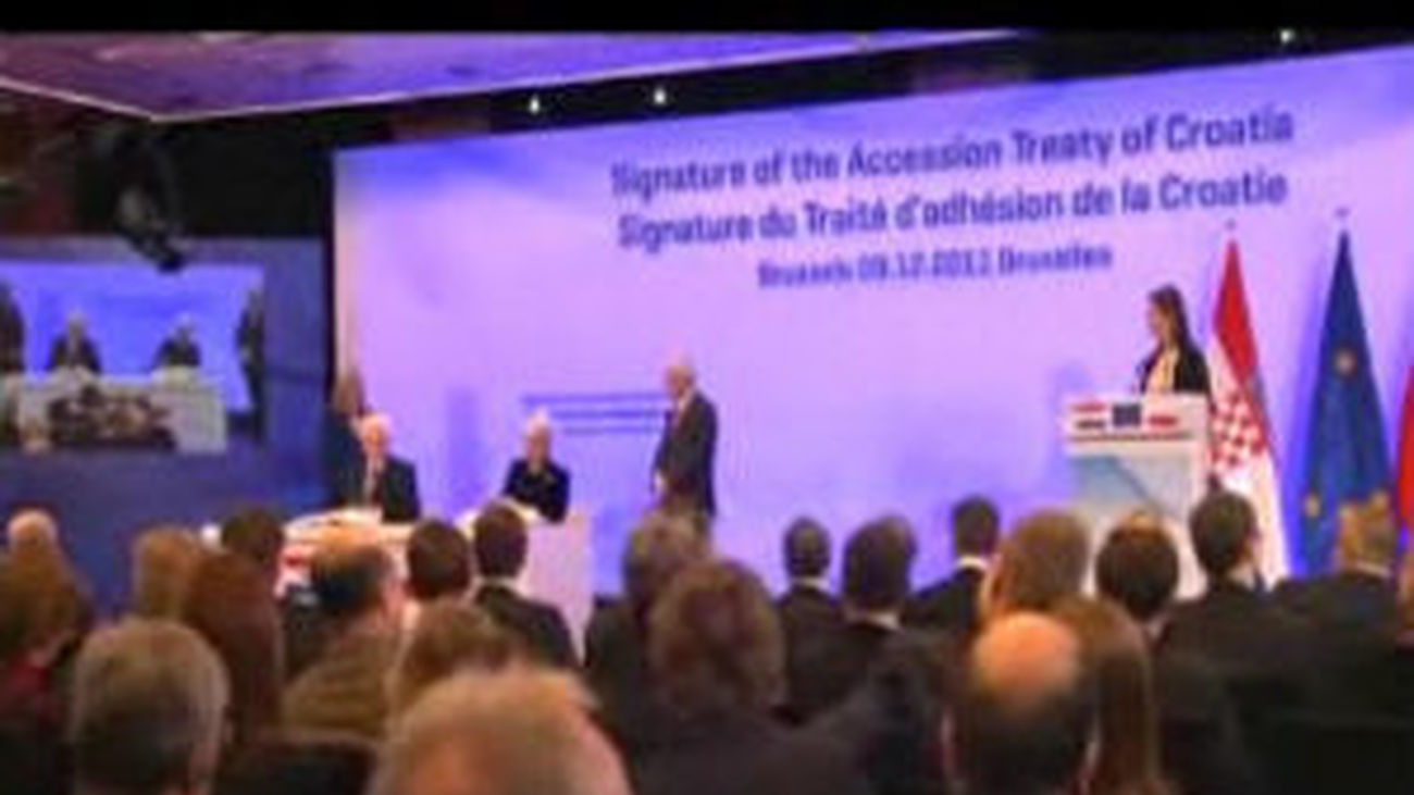 La UE da la bienvenida a Croacia, pero enfría las aspiraciones de Serbia