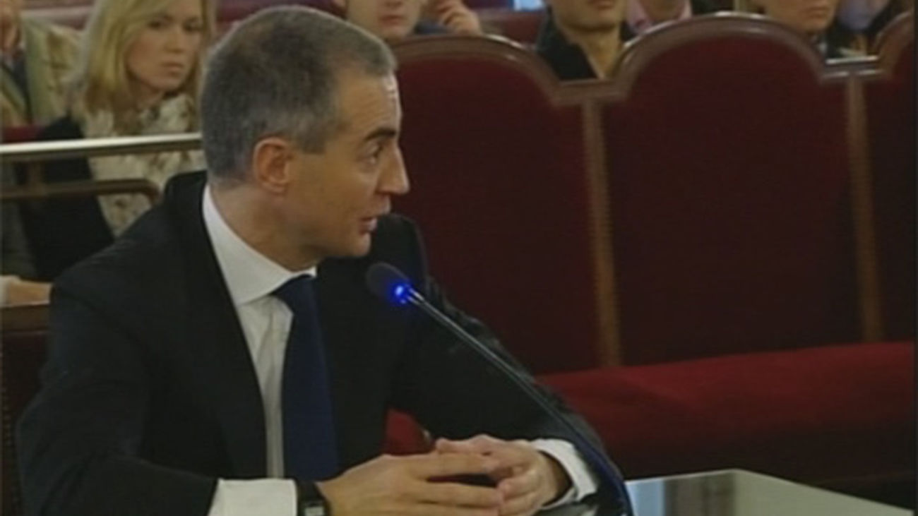 Costa dice que pagó un traje a través  de 'El Bigotes' como le había dicho el sastre