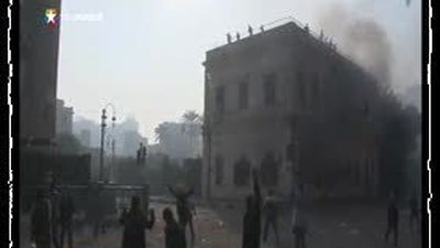 Los disturbios causan nueve muertos y llegan a la plaza Tahrir de El Cairo