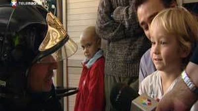 Los bomberos madrileños visitan el hospital infantil de La Paz