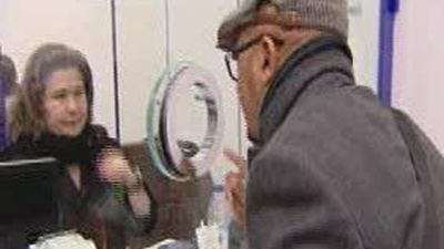 4.000 personas hacen cola en Doña Manolita para hacerse con un décimo horas antes del Sorteo de Navidad