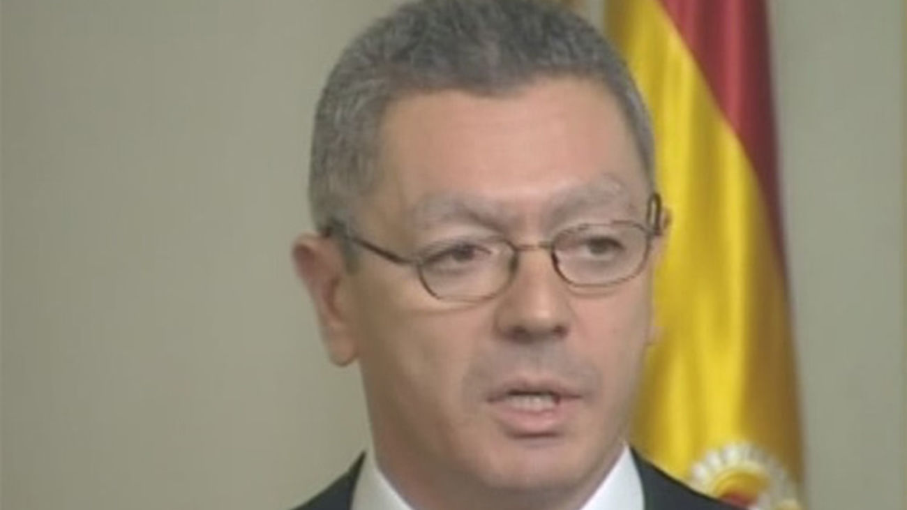 Gallardón presenta la renuncia al acta de concejal  y al puesto de alcalde antes de jurar como ministro