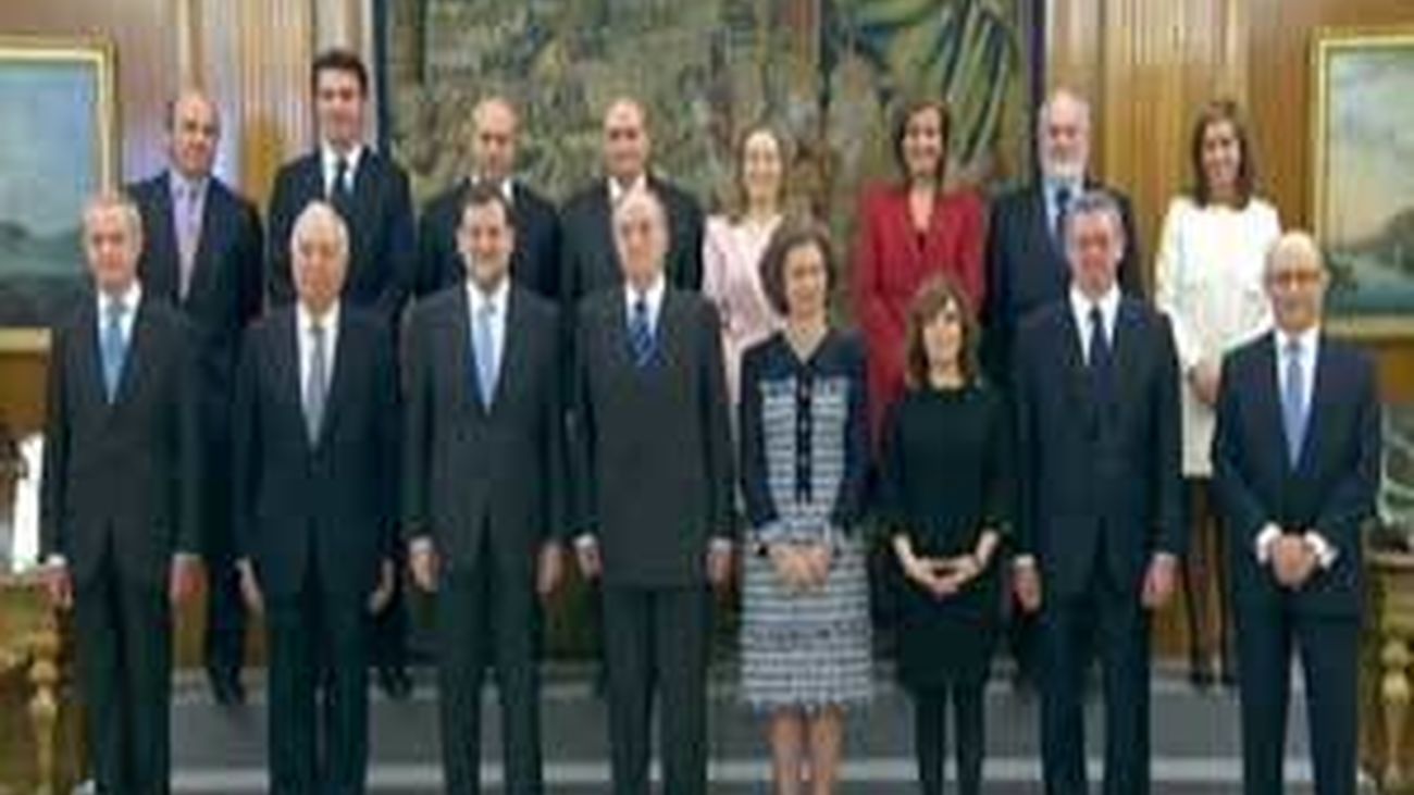 Los trece ministros del primer Gobierno de Rajoy juran sus cargos ante el rey