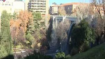 Un hombre mata supuestamente a su novio  en Chueca y luego se tira por el Viaducto de Segovia