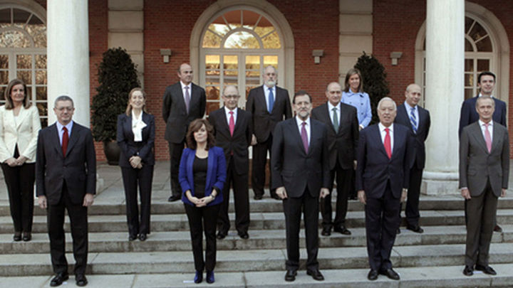Rajoy posa con sus ministros en la primera foto de familia del nuevo Gobierno