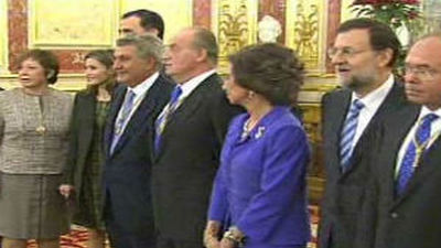 El rey reconoce en "corrillos" que está satisfecho con la acogida de su discurso de Navidad