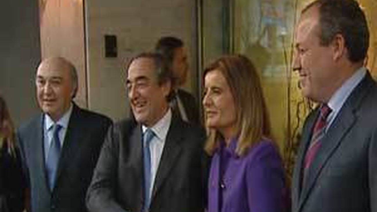 La ministra de Empleo recibe a CEOE