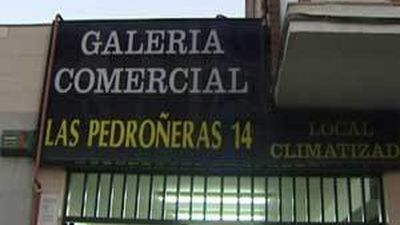 Roban jamones y lotería de El Niño en una galería comercial de  la calle Pedroñeras de Madrid