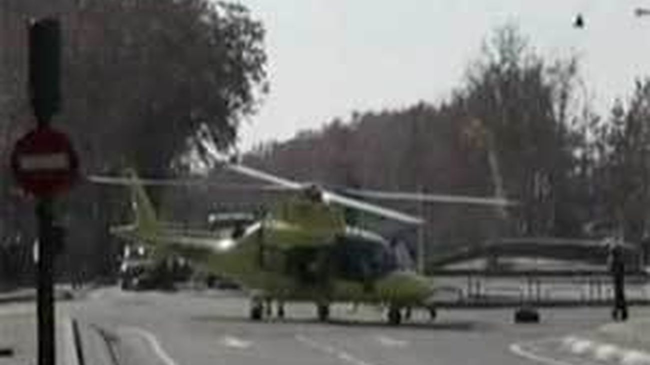 Un helicóptero del SUMMA aterriza en la plaza de Cristo Rey por el traslado de un enfermo