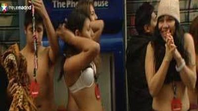 Desigual inicia sus rebajas vistiendo gratis a  las 100 primeras personas que entran en ropa interior