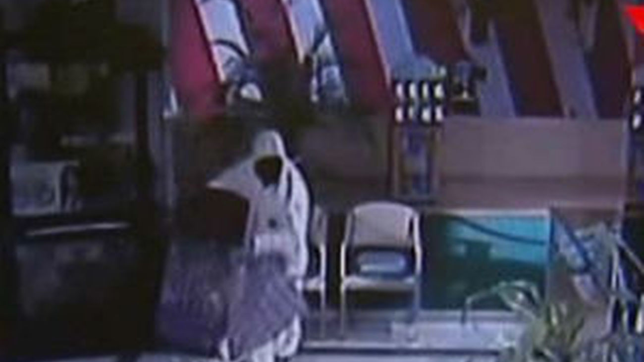 Tres encapuchados alunizan contra una joyería de San Blas