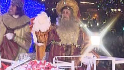 Miles de personas arropan a los Reyes Magos a su llegada a Madrid