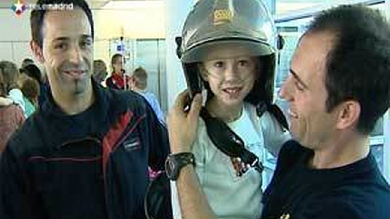 Los Bomberos de la Comunidad reparten juguetes a los niños hospitalizados y en riesgo de exclusión