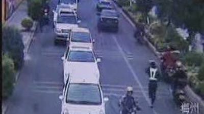 Huida de película de un ladrón de coches en China