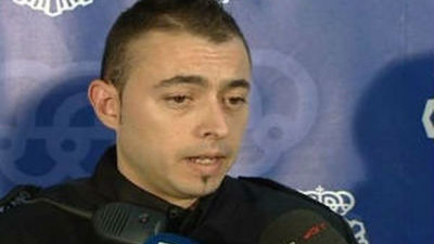 Un policía rescata a un hombre inconsciente atrapado en un incendio en Usera