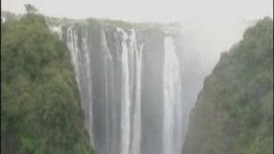 El ministro de Turismo de Zambia hace puenting en las cataratas victorias