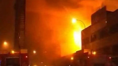 Controlado un aparatoso incendio que afecta a varias  naves industriales en Vallecas