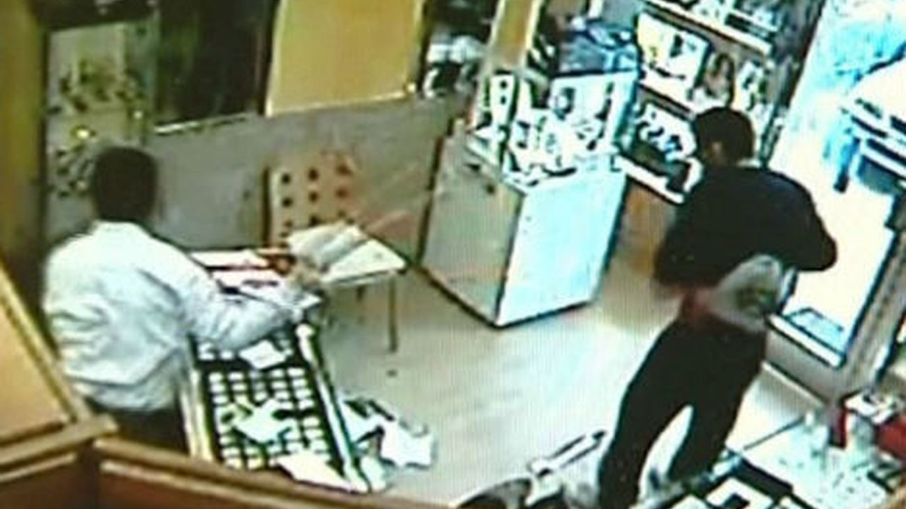 Un joyero evita el robo de su establecimiento en Humanes