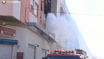 Rescatados dos niños y su madre tras un incendio cuyas causas se investigan en Alicante