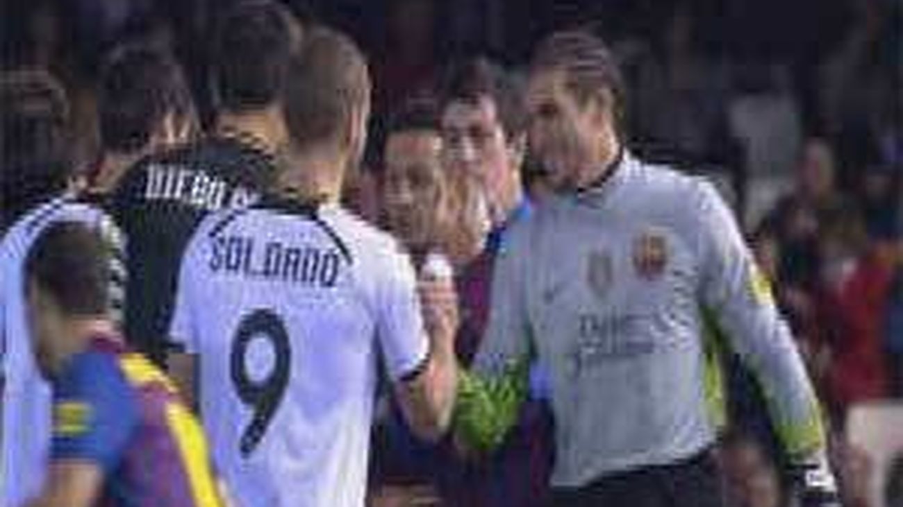 El Valencia, que empató  1-1 con el Barsa,  perjudicado por la no expulsión de Pinto