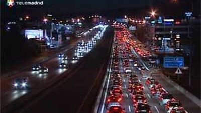 Un carril cortado en el Bus Vao de la A6 provoca varios kilómetros de retenciones