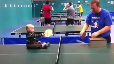 Un bebé de 18 meses es un maestro del ping-pong