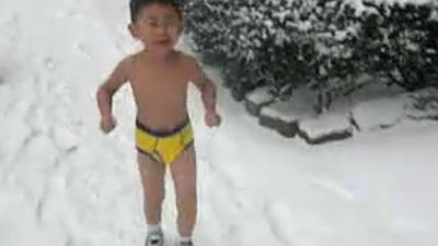 Obligan a un niño de 4 años a correr semidesnudo por las calles de Nueva York