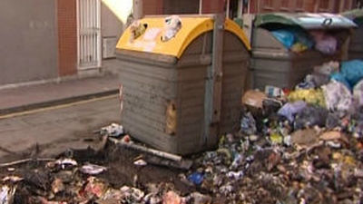 La huelga de limpieza en Valdemoro deriva en la quema de contenedores de basura