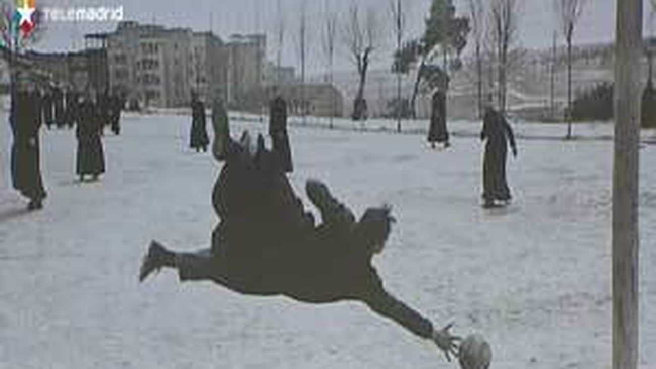 Botella visita la exposición fotográfica de Ramón Masats en Moncloa-Aravaca