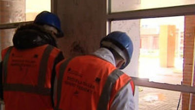 Alumnos gitanos de una escuela taller rehabilitan un edificio en Vallecas