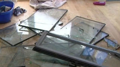 Familias okupas dejan unas viviendas destrozadas en Aranjuez