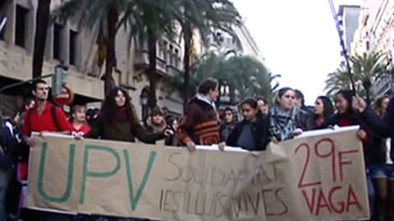 Multitudinaria concentración en Valencia en protesta por la actuación policial